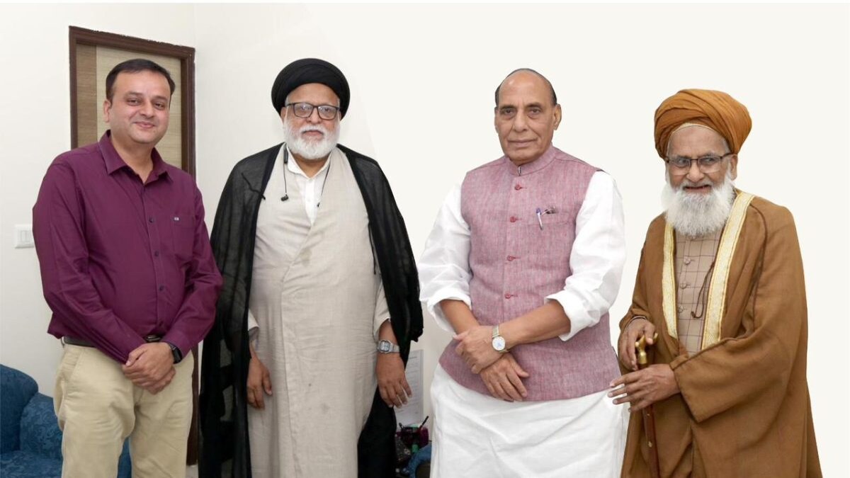 2 मुस्लिम धर्मगुरुओं से हुई राजनाथ सिंह की मुलाकात, क्या 2024 की तैयारी में जुटे? 2 मुस्लिम धर्मगुरुओं से हुई राजनाथ सिंह की मुलाकात, क्या 2024 की तैयारी में जुटे?