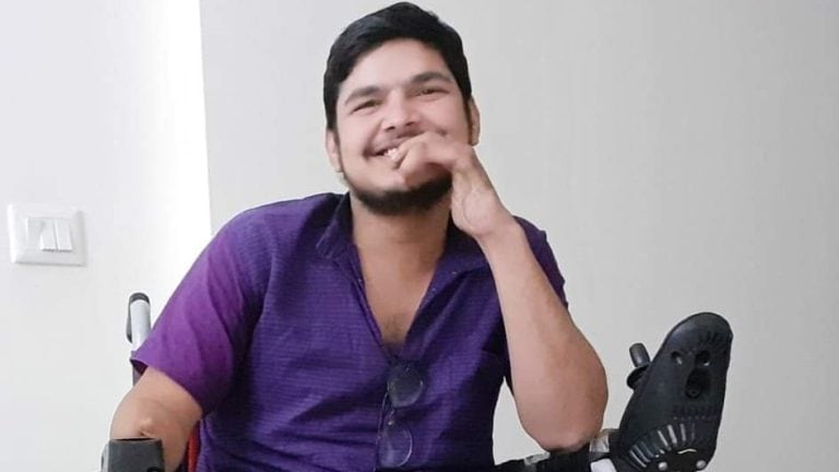 एक्सीडेंट में मैनपुरी के सूरज ने खो दिया हाथ, दोनों पैर फिर भी दर्जी के बेटे ने सिविल सेवा को किया क्रैक UPTak