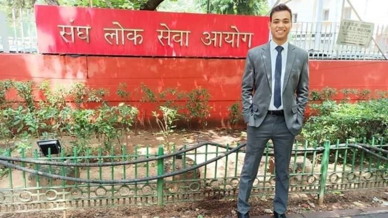 IAS बनने का सपना लेकर पिता 3 बार दे चुके थे एग्जाम, बेटे ने 18वीं रैंक हासिल कर पाई सफलता UP Tak