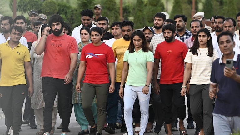 सरकार ने पहलवानों को फिर बातचीत के लिए बुलाया, खेल मंत्री अनुराग ठाकुर ने किया ये ट्वीट बृजभूषण के खिलाफ प्रदर्शन कर रहे पहलवानों पर FIR की मांग वाली याचिका कोर्ट ने की स्वीकार