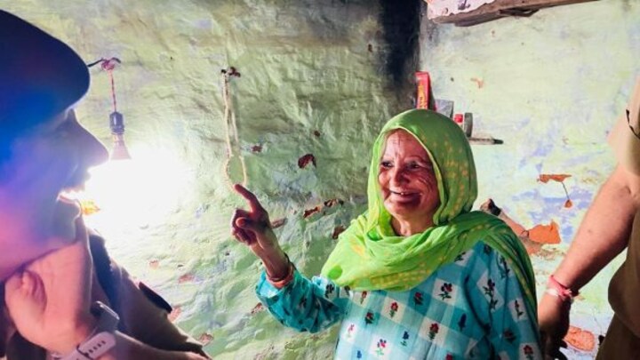 IPS अनुकृति शर्मा की वजह से बुजुर्ग महिला के घर में आई रोशनी, इमोशनल कर देगा ये वीडियो UP Tak