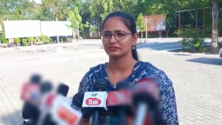 बागपत में महिला अफसर ने जमीन पर पटक तोड़ दिया फोन, बोले अपशब्द, देखें वायरल वीडियो UP Tak