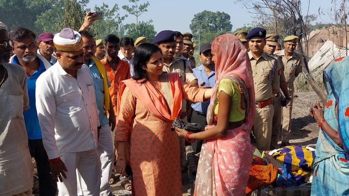आगजनी में गृहस्थी खाक! बहराइच DM मोनिका ने बंधाया ढांढस तो रो पड़ी महिला, सब हुए इमोशनल UP Tak