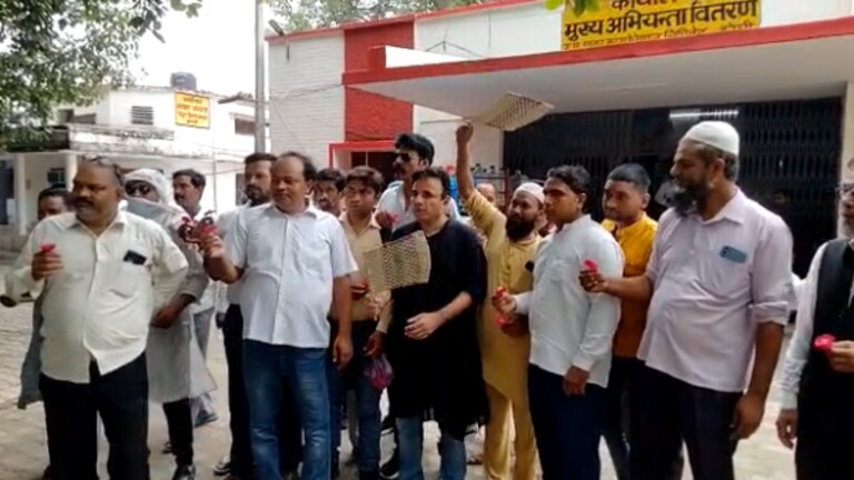 बिजली कटौती पर बरेली में सपा नेताओं को अनोखा प्रदर्शन, अधिकारियों को दिया हाथ वाला पंखा UP Tak