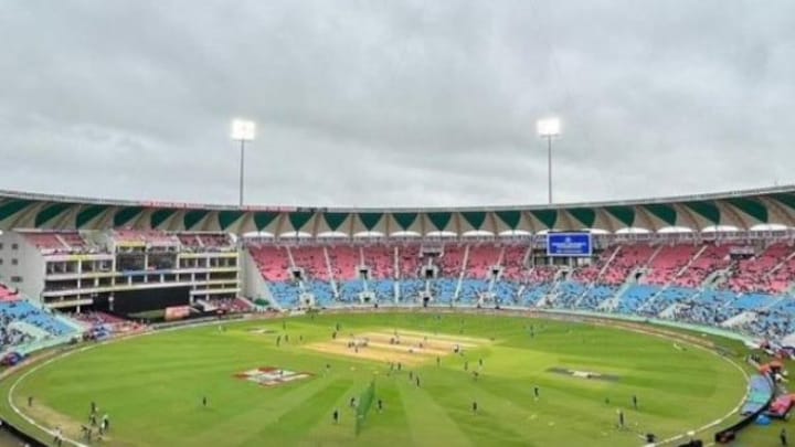 ड्यूटी छोड़कर इकाना स्टेडियम में मैच देख रहे थे पुलिसकर्मी, चेकिंग में पकड़े गए, अब एक्शन की तैयारी ekana4