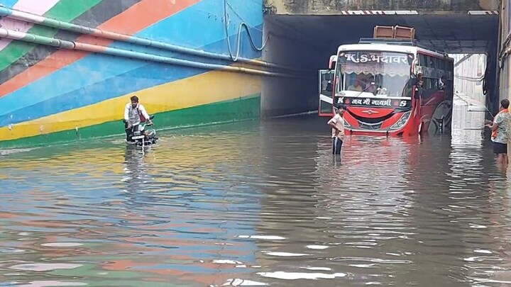 इटावा में अंडर पास बना स्विमिंग पूल! बीच में फंस गई यात्रियों से भरी बस, ऐसे किया गया रेस्क्यू UP Tak