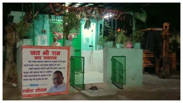 ‘हिंदुओं कब्र पूजना बंद करो’, मुजफ्फरनगर में मजार पर लगा मिला विवादित पोस्टर, जानें UPTak