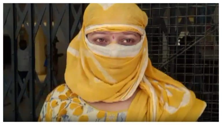 पत्नी के अश्लील पोस्टर चिपका रहा ये पति, महिला ने पुलिस को दिखाया उसकी करतूत का वीडियो UP Tak