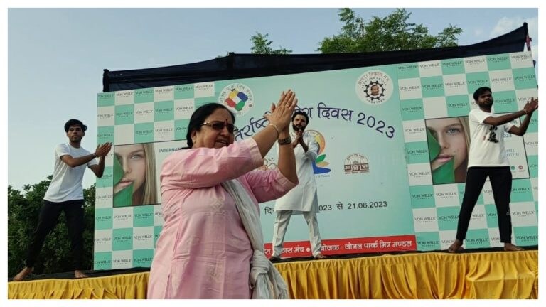 योगा भजनों पर थिरकती नजर आईं यूपी सरकार में कैबिनेट मंत्री बेबी रानी मौर्य, सभी हुए हैरान UP Tak