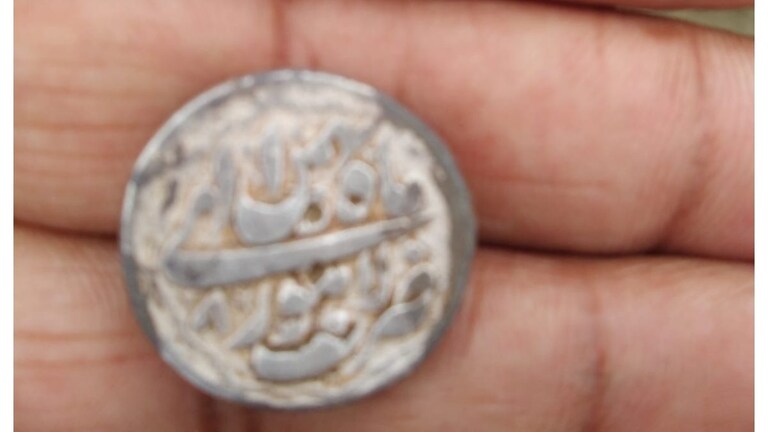 किसान के खेत में मिला ‘खजाना’, कौशांबी में मिले मुगलकालीन चांदी के सिक्के, दो युवक लेकर हुए फरार UP Tak