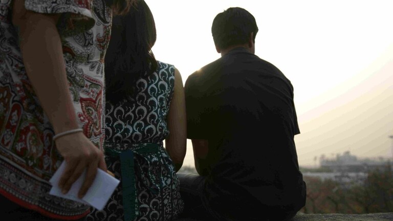 गोरखपुर: फेसबुक फ्रेंड के प्यार में पागल 3 बच्चों की मां, पति की मौत के लिए उठाया खौफनाक कदम UP Tak