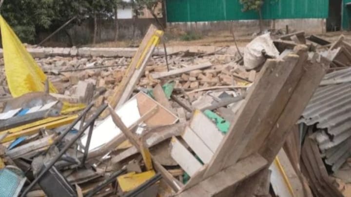 गोरखपुर: जमीन हड़पने के लिए दबंगों ने घर पे चला दिया बुलडोजर, पुश्तैनी मकान हुआ जमींदोज UP Tak