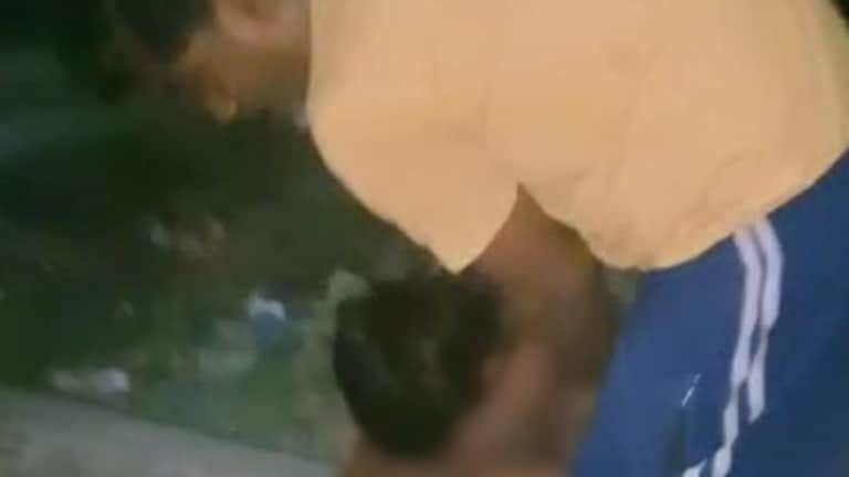 हरदोई: बच्चे की शैतानी पर भड़का पिता, बेटे को बांधकर बिना कपड़ों के रेलवे ट्रैक पर बैठाया UP Tak