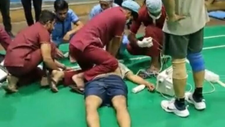 फिर अचानक आई मौत, नोएडा में बैडमिंटन खेल रहे 52 वर्षीय शख्स की गई जान UP Tak