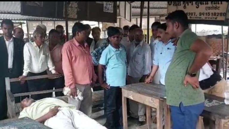 हरदोई: पेशी पर आए बुजुर्ग की वकील के तख्त पर बैठे-बैठे अचानक थम गई सांस, सब हो गए हैरान UP Tak