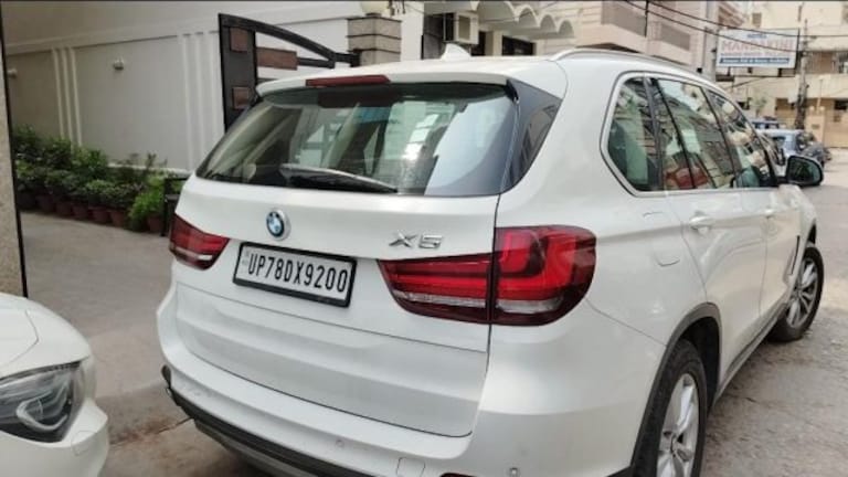 कानपुर में कारोबारी के यहां इनकम टैक्स की छापेमारी, BMW कार के मैट के नीचे से निकला 12 Kg सोना UP Tak