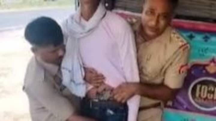 ‘तुम वीडियो बनाओ मैं शातिर को पकड़ रहा हूं’…यूपी पुलिस का ये वीडियो देख सिर पकड़ लेंगे UP Tak