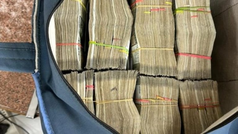 1500 करोड़ के फर्जी ट्रांजैक्शन, कार से निकाला 12 Kg सोना, कानपुर कारोबारी पर IT रेड जारी UP Tak