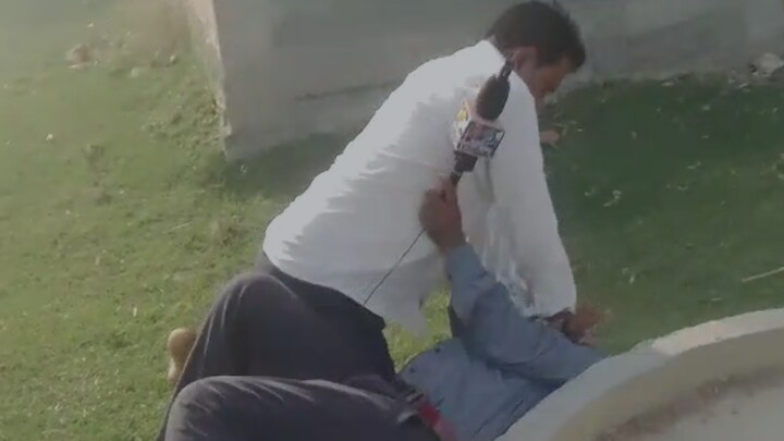 लखीमपुर खीरी में भड़के प्रधानपति ने यूट्यूब चैनल के पत्रकार को पटक दिया, देखें वायरल वीडियो UP Tak