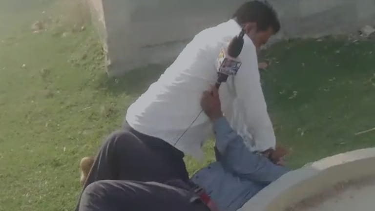 लखीमपुर खीरी में भड़के प्रधानपति ने यूट्यूब चैनल के पत्रकार को पटक दिया, देखें वायरल वीडियो UP Tak