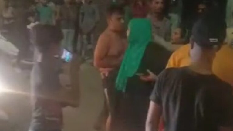 शराबी मनचले कर रहे थे अश्लील कमेंट, 2 बहनों ने सबक सिखाते हुए जमकर पीटा, वीडियो वायरल UP Tak