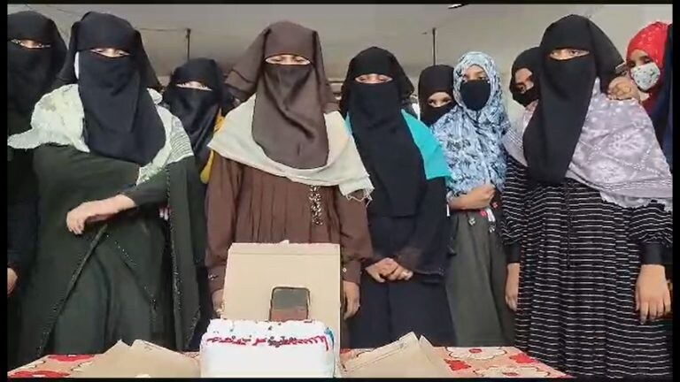 मुरादाबाद में इन मुस्लिम लड़कियों ने न सिर्फ केक काटा, सीएम योगी के लिए कह दी ये बड़ी बात UP Tak