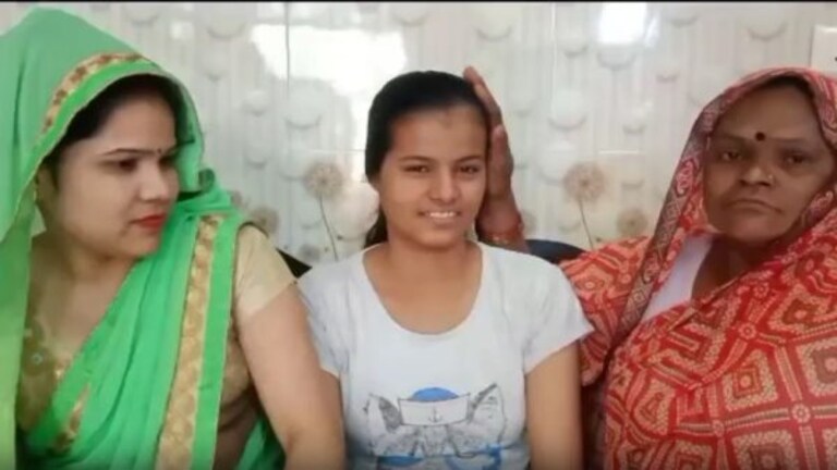 ट्रक मैकेनिक की बेटी बनेगी डॉक्टर, आगरा की आरती ने ऐसे क्रैक किया NEET UP Tak