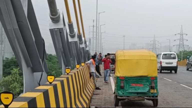 नोएडा के पृथला सिग्नेचर ब्रिज का हुआ उद्घाटन, जान जोखिम में डाल सेल्फी लेने की मची होड़ UP Tak