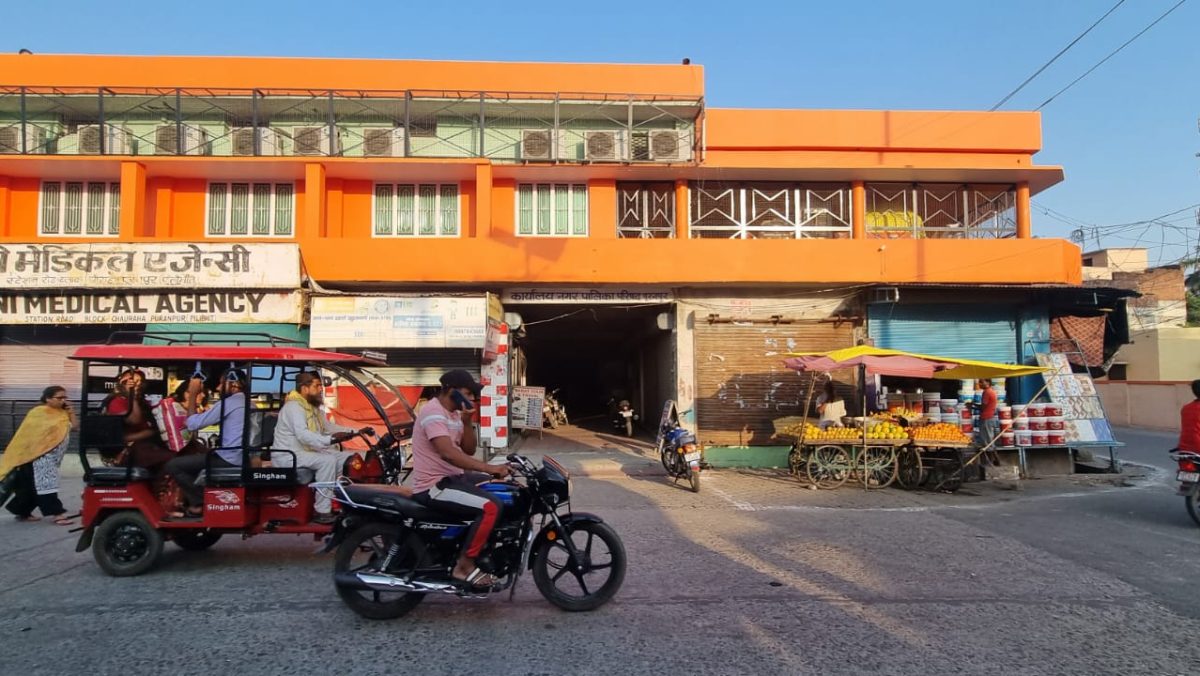 पीलीभीत: पूरनपुर नगर पालिका कार्यालय को रंगा गया भगवा रंग से, चेयरमैन ने बताया कारण UP Tak