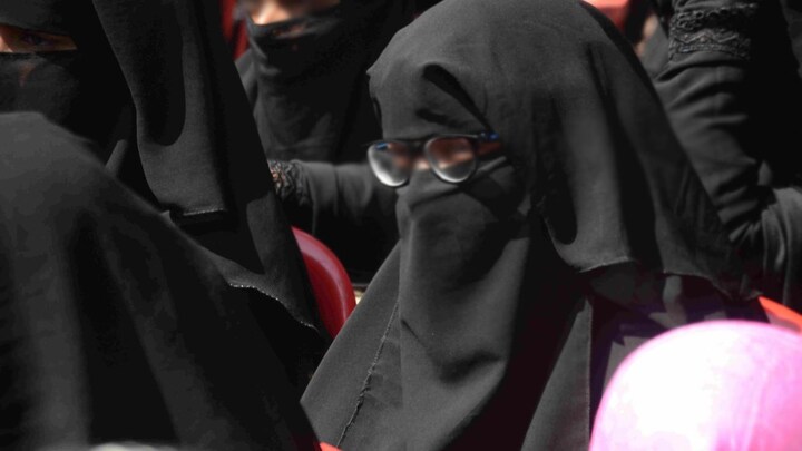 गोरखपुर: दो बेगम वाले टीचर ने अपनी छात्रा का बनाया फर्जी निकाहनामा, साथ ले जाने की जिद पर अड़ा UP Tak