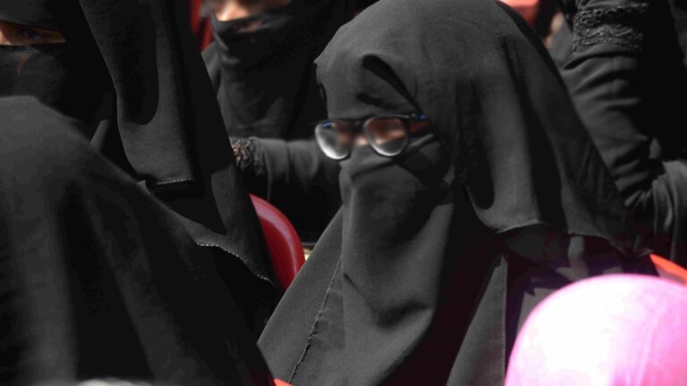 गोरखपुर: दो बेगम वाले टीचर ने अपनी छात्रा का बनाया फर्जी निकाहनामा, साथ ले जाने की जिद पर अड़ा UP Tak