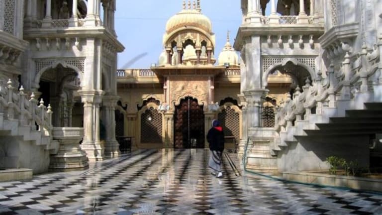 ये है वृंदावन का सबसे अनोखा मंदिर, देखते रह जाएंगे इनकी सुंदरता, जब भी जाएं दर्शन करना ना भूलें srinath mandir vrindavan