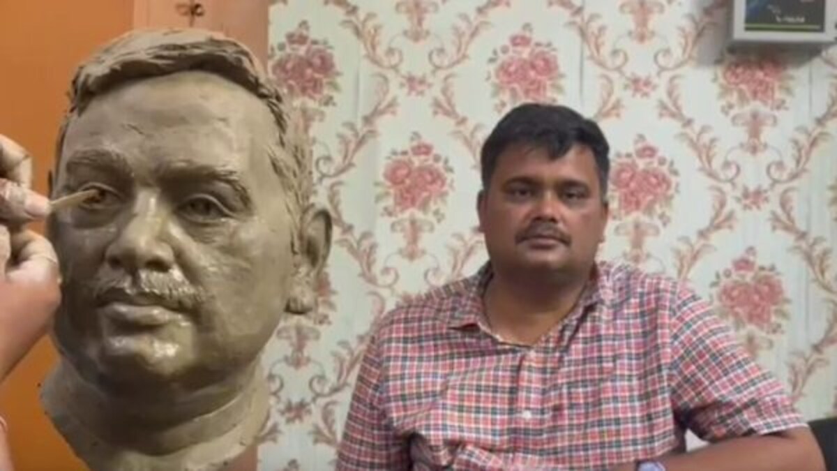 वाराणसी के इस कलाकार में है अनोखा हुनर, लोगों को सामने बैठा बना देता है हूबहू मूर्ति UP Tak