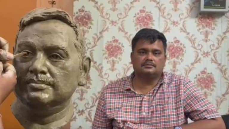 वाराणसी के इस कलाकार में है अनोखा हुनर, लोगों को सामने बैठा बना देता है हूबहू मूर्ति UP Tak