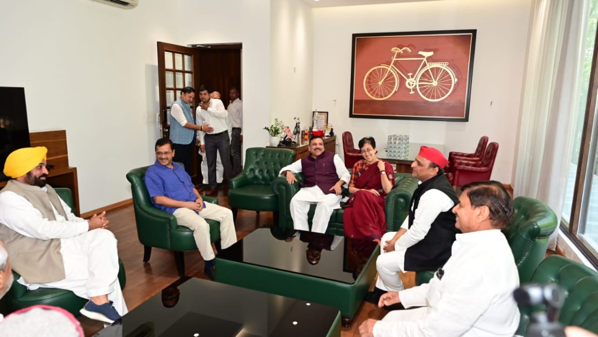 दिल्ली के सीएम अरविंद केजरीवाल ने सपा मुखिया अखिलेश यादव से की मुलाकात UP Tak