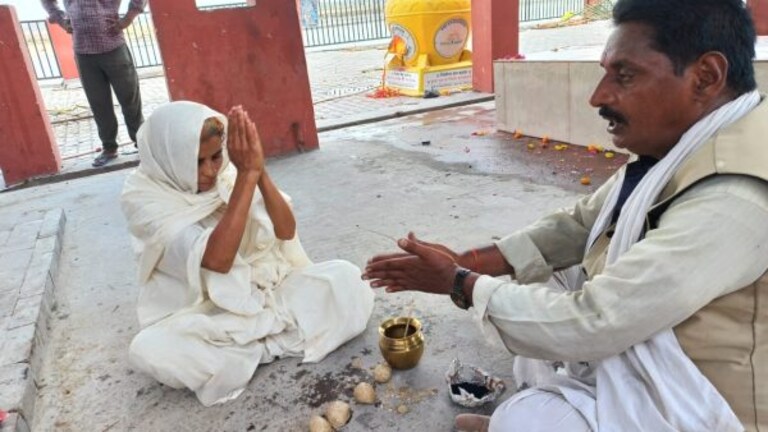 मौत के बाद अपनों ने छोड़ा साथ, 48 घंटे के इंतजार के बाद महिला ने दी पति की चिता को मुखाग्नि UP Tak