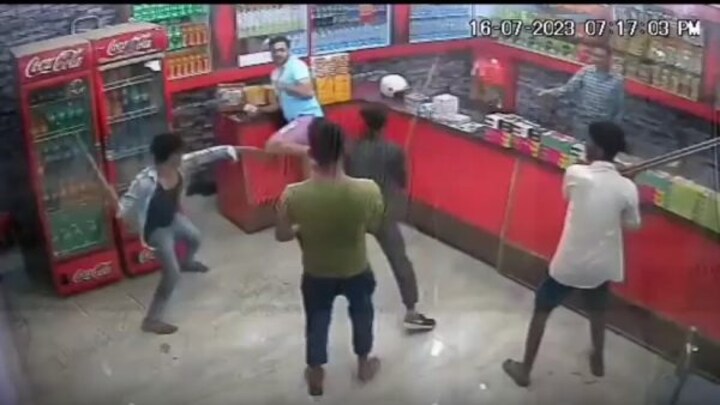 ताजमहल देखने आए पर्यटक की लाठी-डंडे से जमकर पिटाई, वीडियो वायरल होने पर एक्शन में आई पुलिस UP Tak