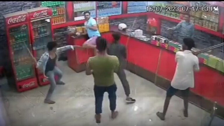 ताजमहल देखने आए पर्यटक की लाठी-डंडे से जमकर पिटाई, वीडियो वायरल होने पर एक्शन में आई पुलिस UP Tak