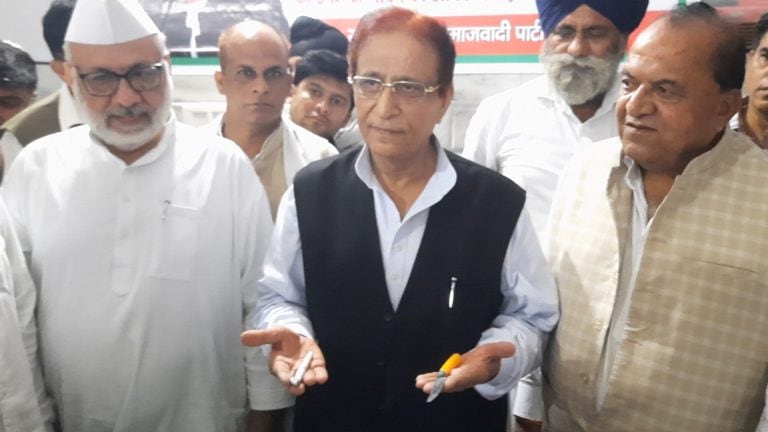 ‘मैं तो मुर्गी चोर हूं और दफाएं डकैती की लगी’, IT रेड के बाद आजम खान ने कसा तंज UP Tak