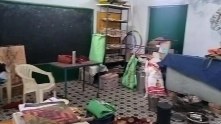 बांदा: स्कूल से मिड-डे मील का राशन और बर्तन उठा ले गए चोर, भोजन के बिना वापस लौटे बच्चे UP Tak