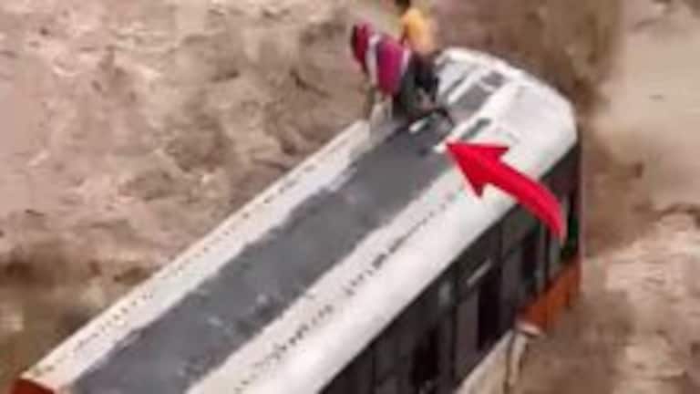 बिजनौर: उफनाती नदी में फंसी बस, हैरान करने वाला आया वीडियो, JCB से यात्रियों का हुआ रेस्क्यू UP Tak