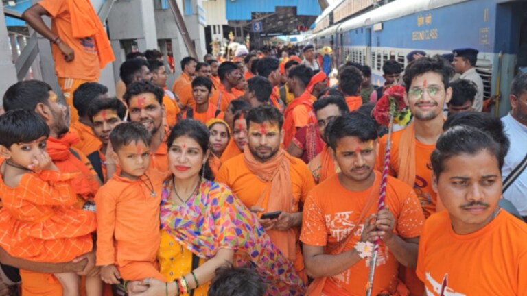 ट्रेनों में जबरदस्त भीड़, डीडीयू जंक्शन पर जीआरपी और आरपीएफ ने यूं संभाला मोर्चा UP Tak