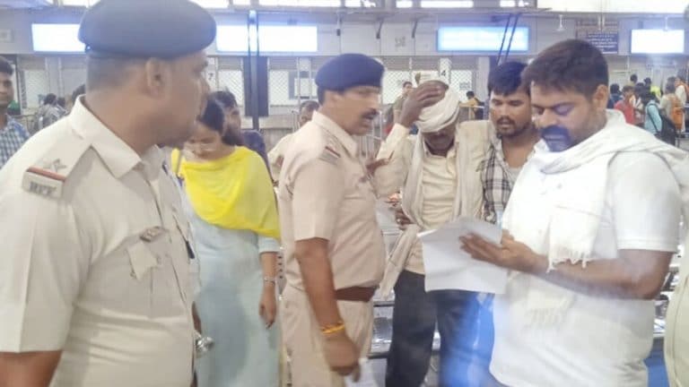 चंदौली: तेज धमाके से दहला PDDU जंक्शन का यात्री हॉल, मची अफरा-तफरी, सिरके की बोतल फटने से हुआ ब्लास्ट UP Tak