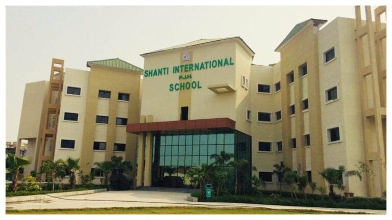 टीचर को नहीं पसंद थे 15 छात्रों के लंबे बाल तो खुद ही काट दिए, नोएडा के नामी स्कूल का मामला UP Tak