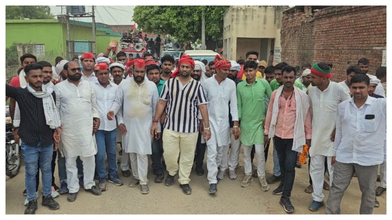 चंदौली: खराब सड़क को लेकर अनोखा प्रदर्शन, सपा के पूर्व MLA ने निकाली 20 किलोमीटर तक पदयात्रा UP Tak