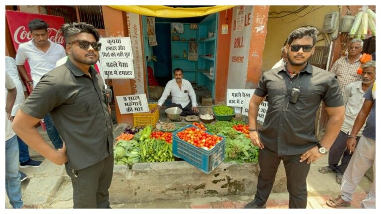 टमाटर के लिए दुकानदार ने तैनात किए बाउंसर! वायरल वीडियो वाले शख्स की असल कहानी ये निकली UP Tak
