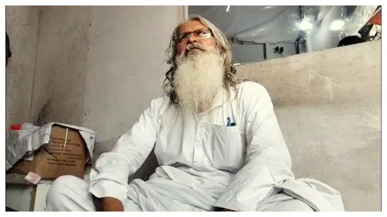 ये शख्स 1996 में बैठा था धरने पर, अब हुए 10 हजार दिन पूरे, आखिर क्या है इसकी मांग? UPTak