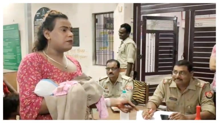 ऑटो में रखे मिठाई के बैग में मिला नवजात, वहां पहुंचकर किन्नरों ने जो किया, आप भी मुस्करा उठेंगे UPTak