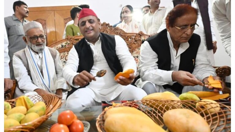 आजम खान के साथ ये कहां आम खाते दिखे अखिलेश यादव, तस्वीरों में देखिए पूरा उठाया स्वाद UP Tak