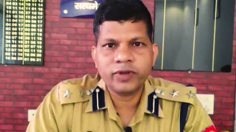 जब पिट्ठू बैग लेकर फरियादी की तरह रिपोर्ट लिखाने पहुंचे IPS प्रभाकर चौधरी, फिर हुआ ये 10 साल में 21 ट्रांसफर, कांवड़ियों पर लाठीचार्ज के लिए हटाए गए बरेली SSP प्रभाकर चौधरी?